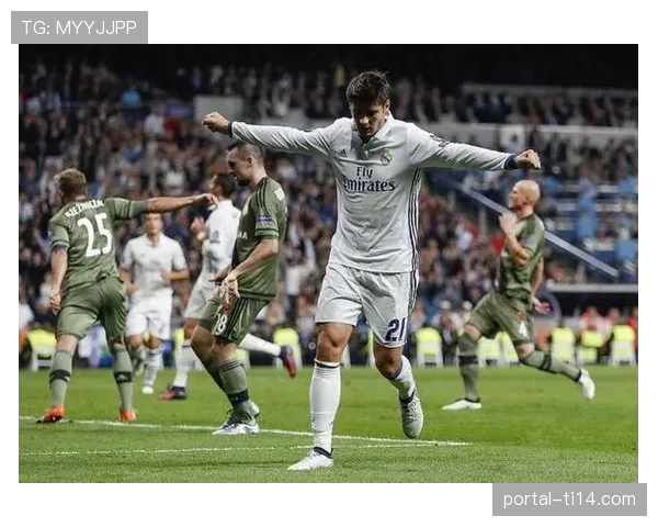 特写：阿什拉夫回归皇马训练基地，与老队友交流边后卫心得